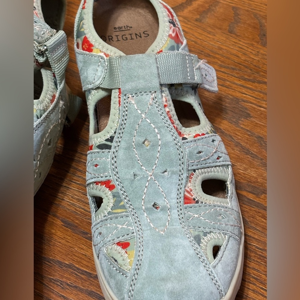 Earth Origins Effie Blue Suede Fisherman Sport Sandals With Floral Accent.Sz 8.5 - Picture 3 of 14